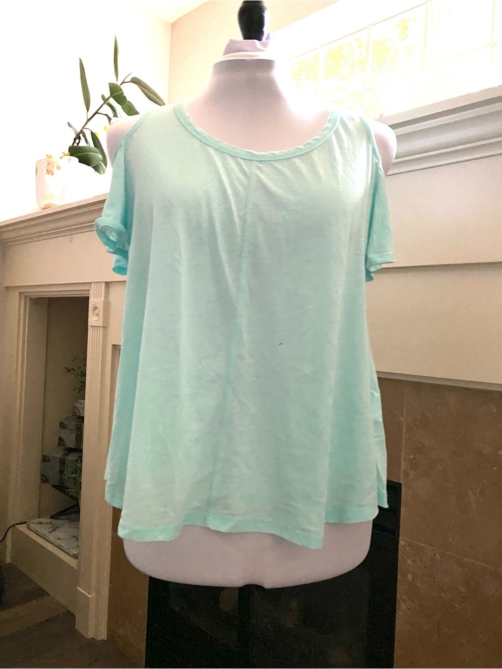 EUC Calvin Klein Performance Women's Mint Cold-Shoulder Short Sleeve Workout Top